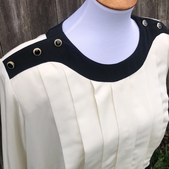 Vintage Pleated Josephine Blouse with Gold-rimmed Shiny Black Buttons!! Size 24W - Picture 2 of 11